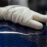 Technicien appliquant une couche céramique sur une carrosserie